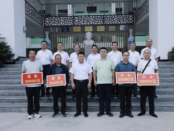 在知识的殿堂里，每一步成长都离不开爱与希望的滋养。8月26日下午，陇南一中校园内..